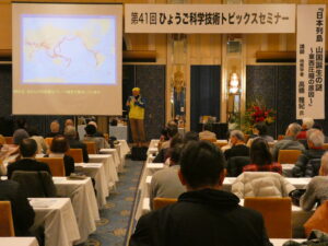 参加者が高橋先生のお話を聞いています。
